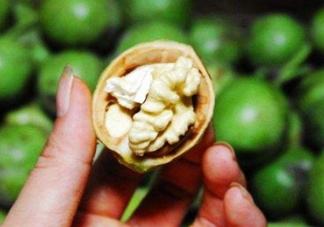 新鮮核桃要剝皮嗎？剝皮時手變黑怎么清洗？