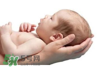 寶寶打嗝的原因  寶寶通常為什么打嗝？
