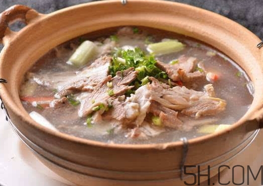牛骨頭湯要放哪些食材？牛骨頭湯要煮多長時間