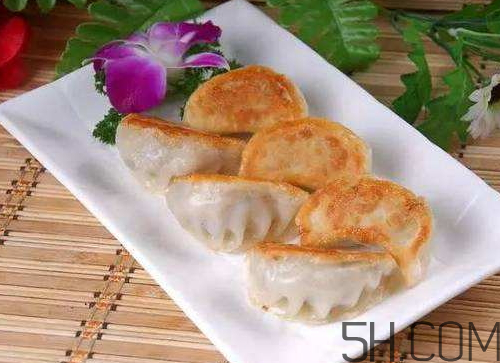煎餃可以先蒸后煎嗎？煎餃是生煎還是熟煎？