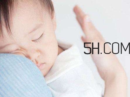 抱著寶寶睡覺到底好不好？如何糾正抱著寶寶睡覺？
