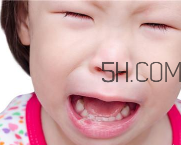 幼兒嘴巴長泡疹怎么辦才好？小兒腦癱與發(fā)育遲緩一樣嗎？