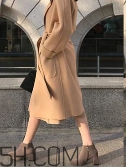 焦糖色風衣搭配什么鞋子？焦糖色風衣搭配什么襪子