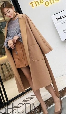 焦糖色風衣搭配什么鞋子？焦糖色風衣搭配什么襪子