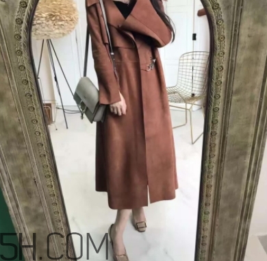 焦糖色風衣搭配什么鞋子？焦糖色風衣搭配什么襪子
