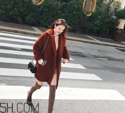 焦糖色風衣配什么褲子？焦糖色風衣搭配褲子顏色