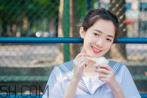 美寶蓮小燈管16號奶茶色好看嗎？學生黨口紅什么顏色好看？