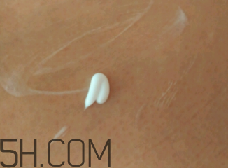 雅芳小黑裙香體乳怎么樣？雅芳小黑裙香體乳好用嗎？