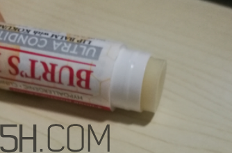 小蜜蜂細(xì)致修護(hù)唇膏很油嗎？夏天用合適嗎？