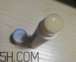 小蜜蜂細(xì)致修護(hù)唇膏很油嗎？夏天用合適嗎？
