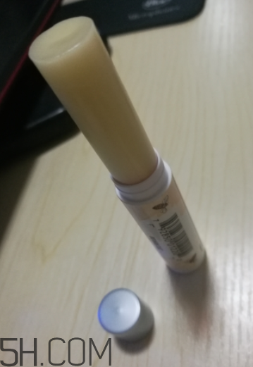 小蜜蜂細(xì)致修護(hù)唇膏很油嗎？夏天用合適嗎？