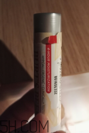 小蜜蜂細(xì)致修護(hù)唇膏很油嗎？夏天用合適嗎？