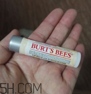 小蜜蜂細(xì)致修護(hù)唇膏很油嗎？夏天用合適嗎？