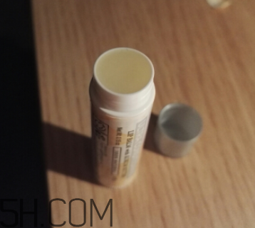 小蜜蜂細(xì)致修護(hù)唇膏很油嗎？夏天用合適嗎？