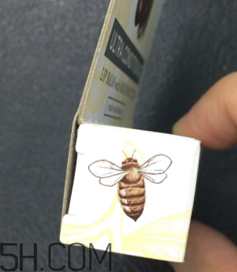 小蜜蜂細(xì)致修護(hù)唇膏很油嗎？夏天用合適嗎？
