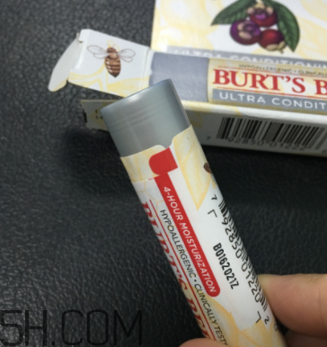 小蜜蜂細(xì)致修護(hù)唇膏很油嗎？夏天用合適嗎？