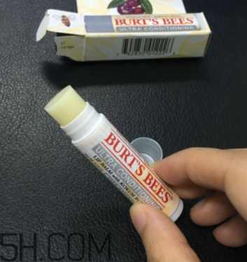 小蜜蜂細(xì)致修護(hù)唇膏很油嗎？夏天用合適嗎？