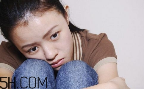 焦慮癥的表現(xiàn)是怎樣的？焦慮癥對(duì)身體有什么危害？
