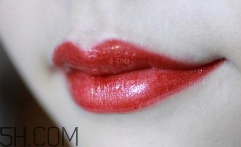 涂口紅可以吃東西嗎？每天涂口紅有沒(méi)有危害？