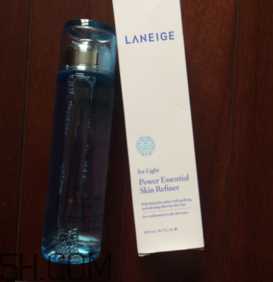 蘭芝水衡精華水油不油？適合油皮嗎？