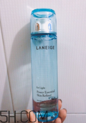 蘭芝水衡精華水油不油？適合油皮嗎？