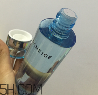 蘭芝水衡精華水油不油？適合油皮嗎？