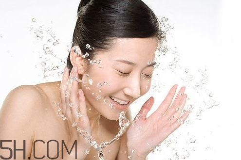 素顏霜v7真的不用卸妝嗎？卸妝時水溫要注意什么？