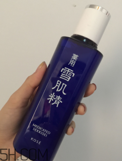 雪肌精化妝水盈潤型適合油皮嗎？適合夏季嗎？