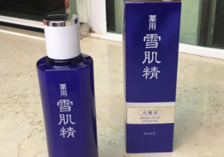 雪肌精化妝水盈潤(rùn)型成分是什么？會(huì)使皮膚變薄嗎？