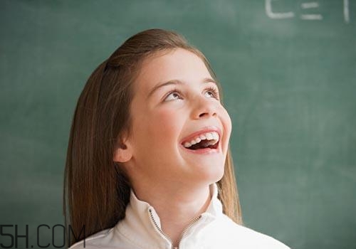 女孩月經初潮量多量少正常嗎？月經初潮一般幾天干凈？