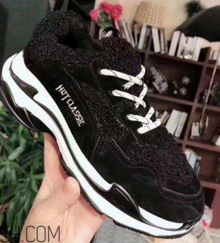 翻毛運動鞋怎么清洗？翻毛運動鞋能用水洗嗎？