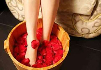 女性冬季泡腳要注意什么？女性泡腳養(yǎng)生的方法是什么？