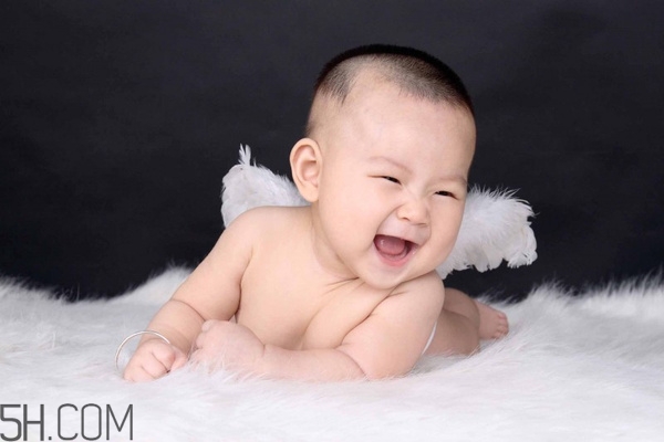 寶寶腿紋不對稱是怎么回事？嬰幼兒的生長發(fā)育標準是怎樣的？