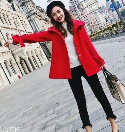 大紅色大衣配什么顏色毛衣？新年就要中國紅