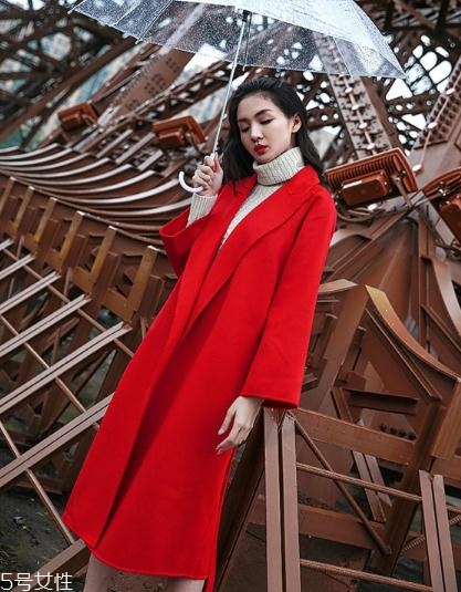 大紅色大衣配什么顏色毛衣？新年就要中國紅