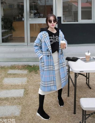 藍色大衣里面搭配什么？這樣穿更優雅