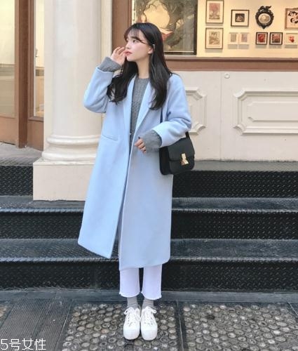 藍色大衣里面搭配什么？這樣穿更優雅