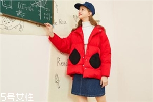 紅色羽絨服搭配什么顏色毛衣？色彩搭配不止黑白灰