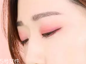 無(wú)妝眼影怎么畫(huà)？巧用粉色系眼影