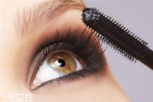 睫毛膏暈妝是什么原因？化妝手法很重要