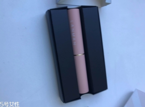 潤唇膏和唇蜜的區別 潤唇膏vs唇蜜