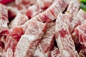 微波爐解凍肉多長時(shí)間 根據(jù)重量和凍的程度而定