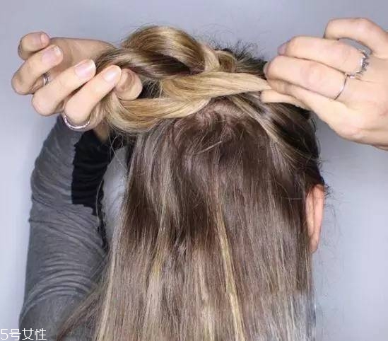 女生冬天長(zhǎng)發(fā)怎么編好看？長(zhǎng)發(fā)妹紙才懂得的痛
