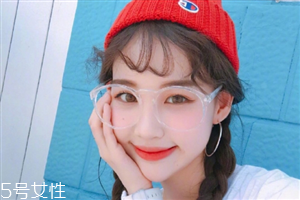 冬天戴帽子怎么扎頭發好？法式魚骨辮編發很特別