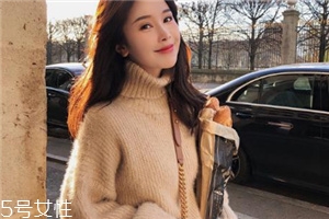 毛衣粘了碎頭發怎么辦？巧妙利用透明膠帶