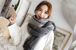 冬天系圍巾怎么扎頭發？適合搭配羽絨服的發型