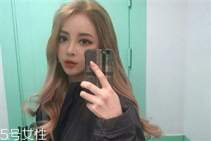 秋冬適合什么顏色的頭發？再燙個卷發更秋冬