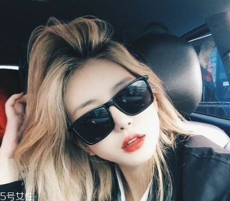 秋冬適合什么顏色的頭發？再燙個卷發更秋冬