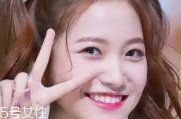 臥蠶和眼袋的區(qū)別是什么？臥蠶是肌肉眼袋是肥肉