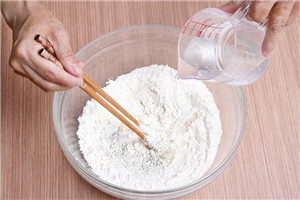 手工面條的做法 先學會揉面
